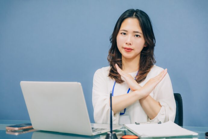 画像：×をつくる女性