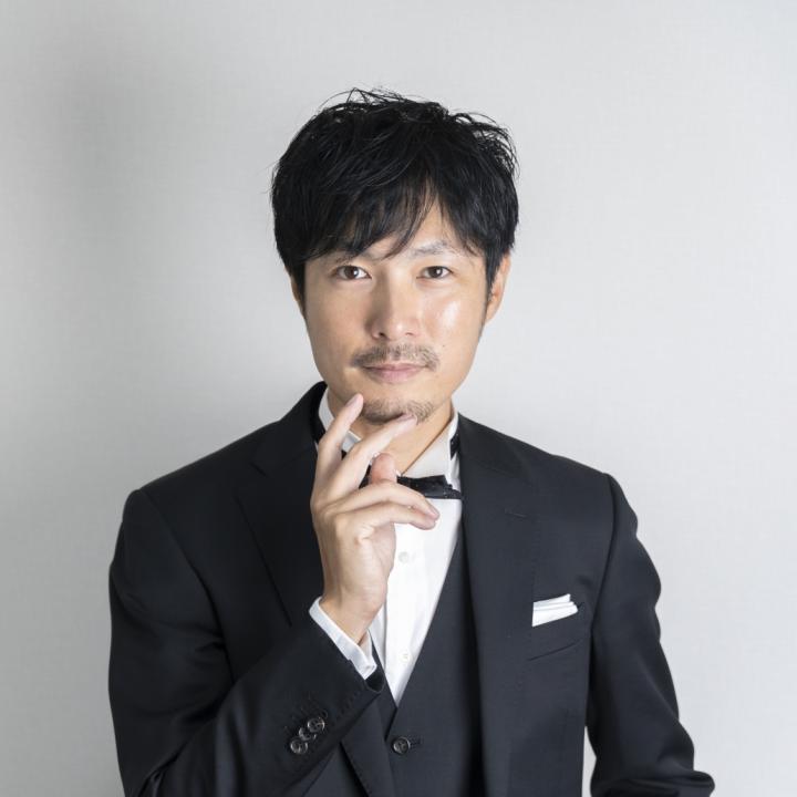 お呼ばれスーツにベストはいらない？ 結婚式の着こなしについて