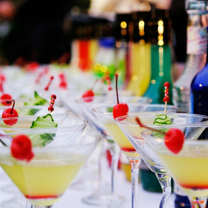 結婚式の飲み物の相場って？ドリンクメニューやコースの選び方も解説