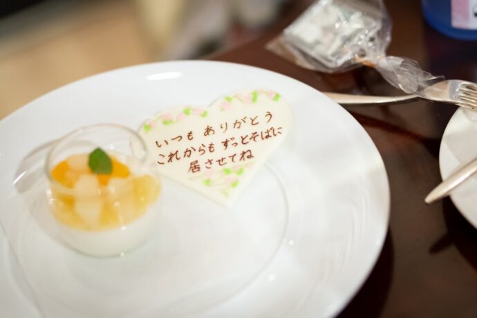 画像:デザートに添えられたメッセージプレート