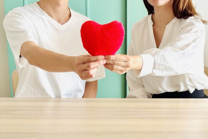 画像：ハートのぬいぐるみを差し出す男女