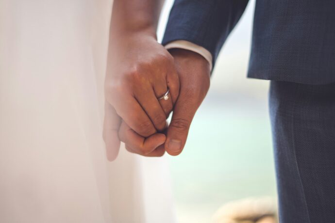 画像:手を繋いだ新郎新婦の手元