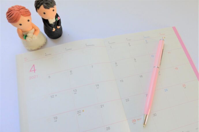 画像：4月のカレンダーと新郎新婦のフィギュア