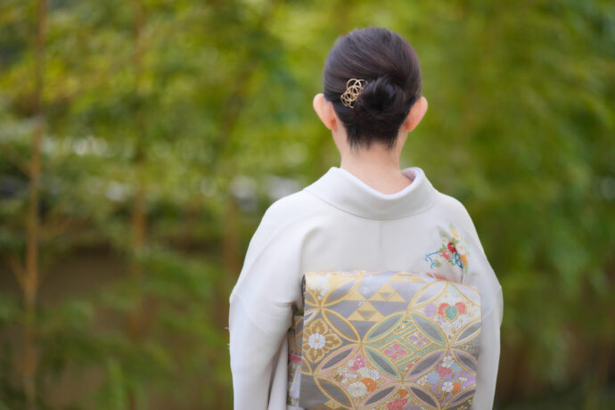 画像：着物の女性の後ろ姿