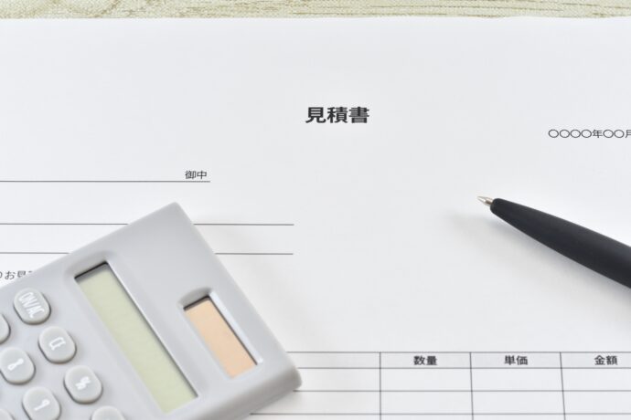 画像：電卓と見積書