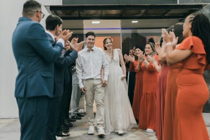 画像：アッシャーとブライズメイドが並んだバージンロード