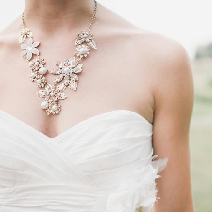 ウエディングドレスの胸元デザインを解説！ 種類と似合うドレスの選び方