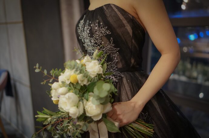 画像：シックなカラードレスを着た花嫁