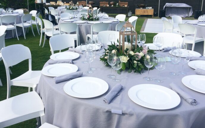 画像：セッティングされたすみれ色のテーブル