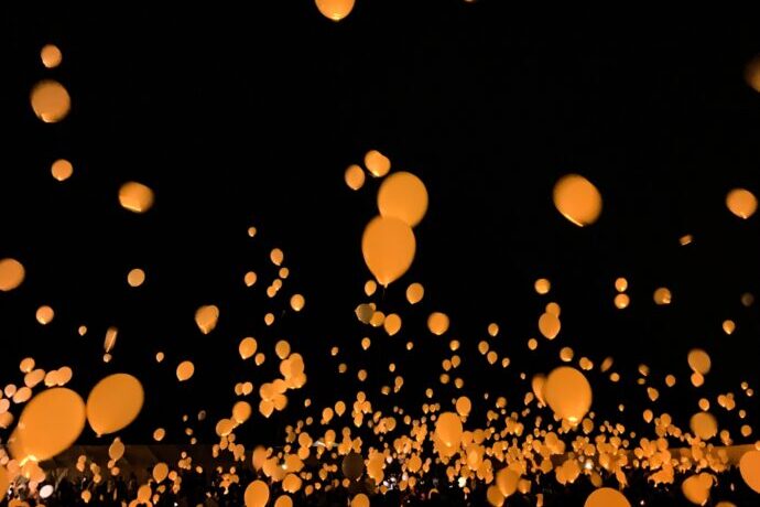 画像:夜空に放たれた無数のランタン