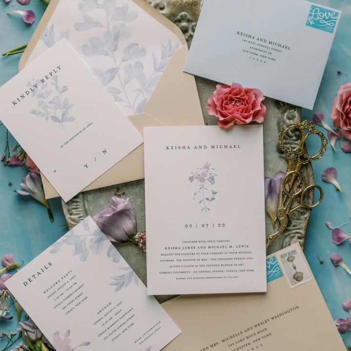 兄弟や親にも結婚式の招待状は必要？ 家族に送るときのマナー