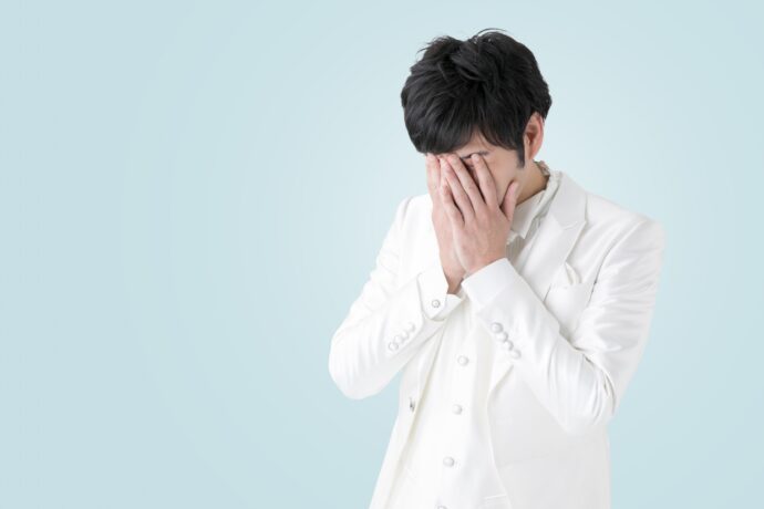 画像:顔を覆う男性