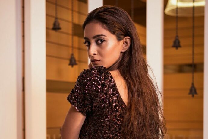 画像:黒いドレスを着て振り返える女性