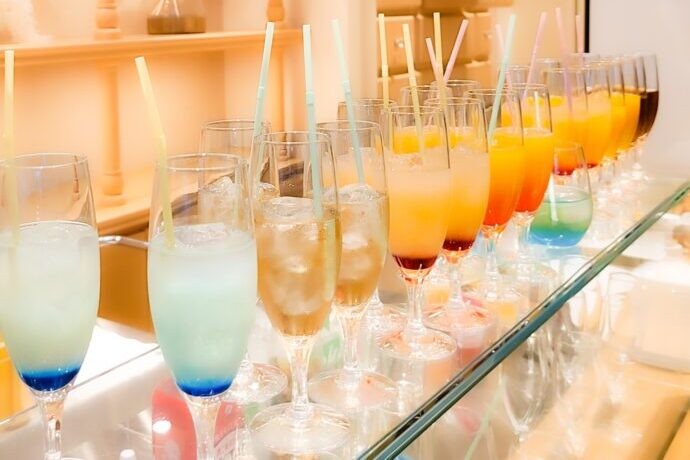 画像:カラフルなドリンクがバーに並んでいる