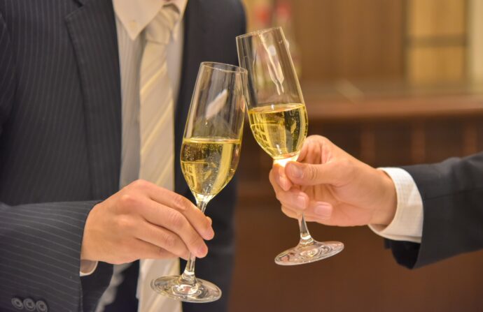 画像:シャンパングラスで乾杯