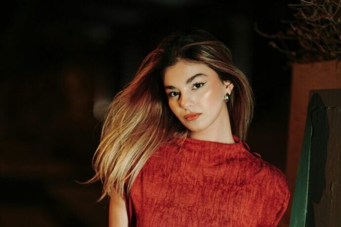 画像:赤い半袖ドレスの女性