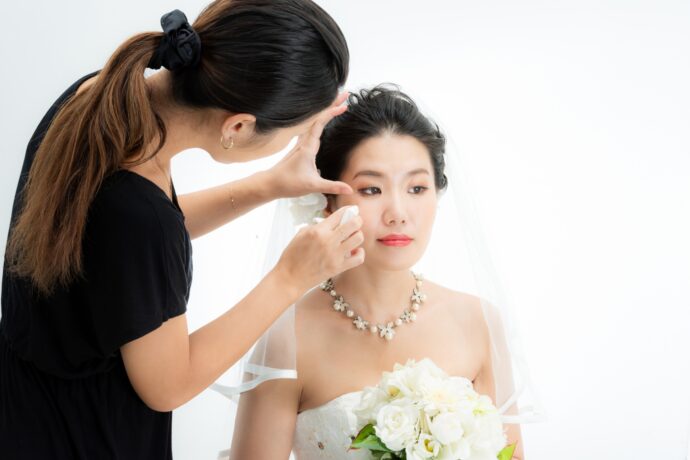 画像:ヘアメイクを受ける花嫁