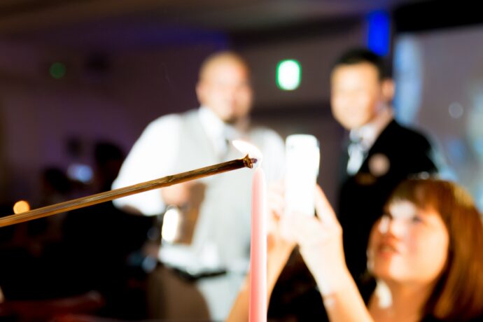 画像:キャンドルに火を灯す様子