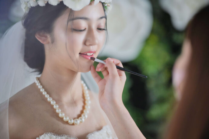 画像:リップメイクを直されている花嫁