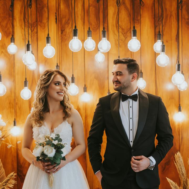 結婚式の二次会に親族や家族は参加する？ 服装マナーや注意点を解説