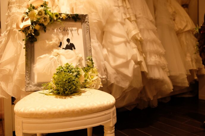 画像：かけられたウエディングドレスとウェルカムボード