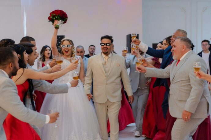 画像：ゲストに歓迎されて進む新郎新婦