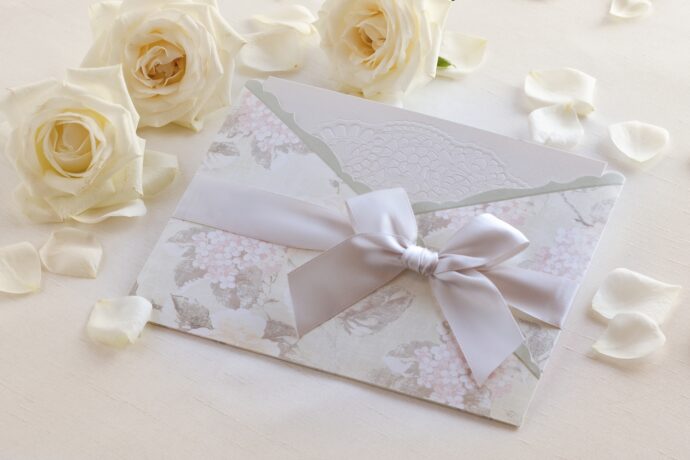 画像：白いリボンの巻かれた封筒