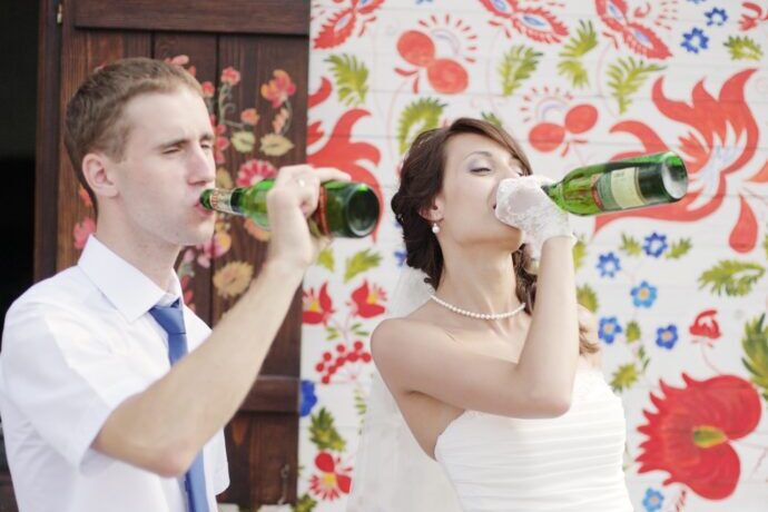 画像：瓶ビールをラッパ飲みする新郎新婦