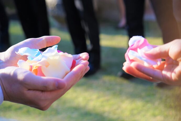 画像:フラワーペタルを載せた手