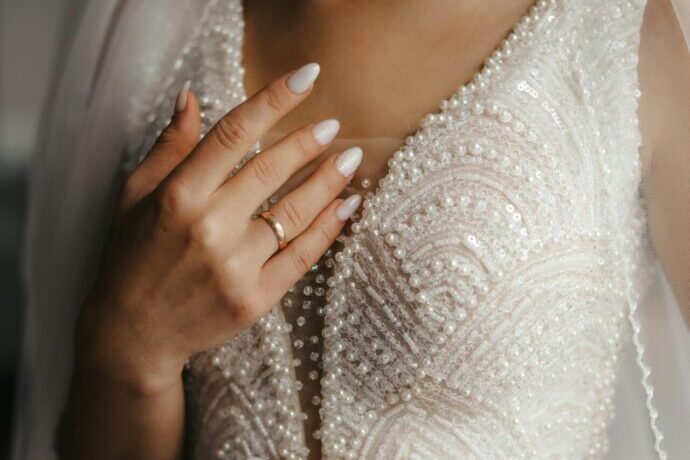 画像：ビーズ刺繍が豪華なウエディングドレスを着た女性