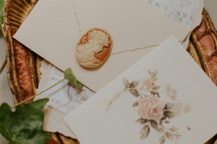 画像:アンティークな封筒と便せん