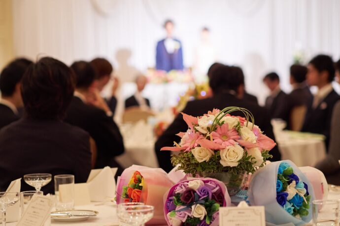 画像：高砂席に立つ新郎新婦