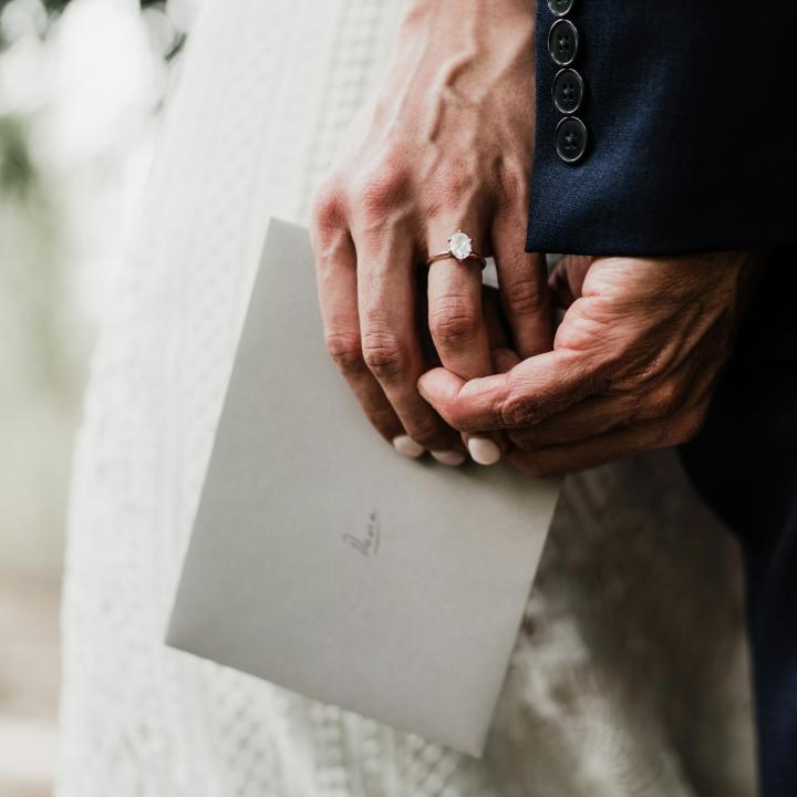 【結婚式】新郎から両親への手紙の書き方3ステップ｜例文や演出アイデアも紹介