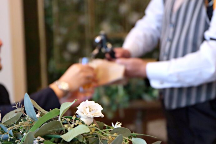 画像:ビールサーバーを背負った新郎