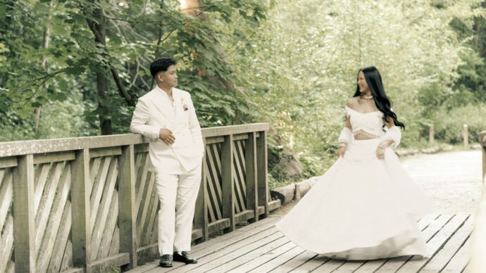 画像：木製の橋の上にいる花嫁と花婿