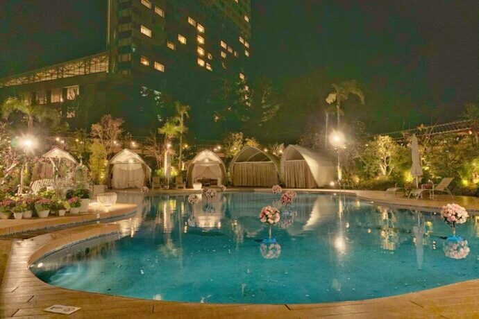 画像：ライトアップされた夜のプール