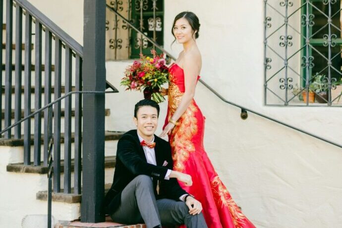 画像:アジア風の建物の階段での前撮り