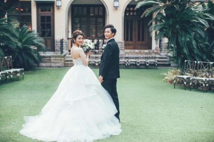 画像:ガーデンの真ん中で振り返る新郎新婦