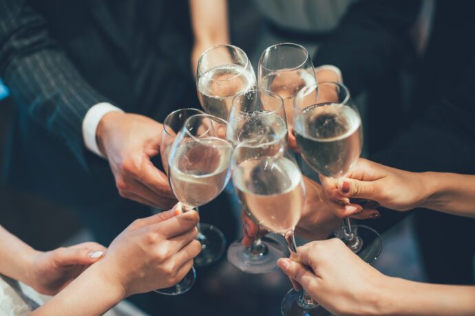 画像：グラスで乾杯