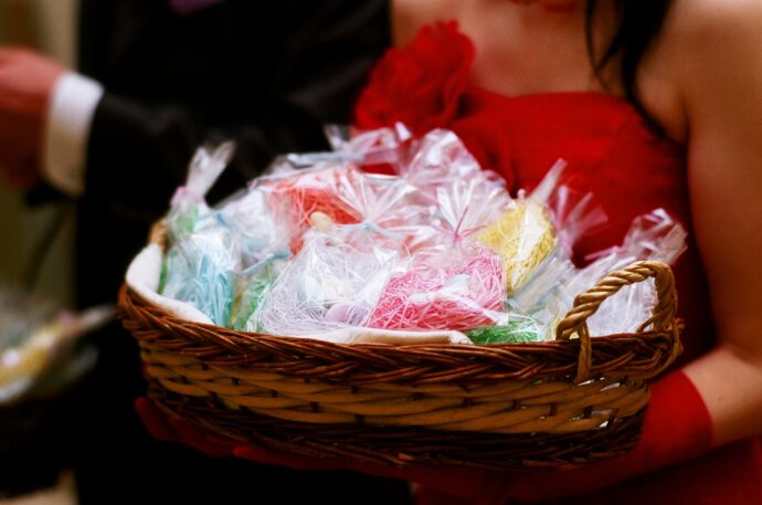 画像:プチギフトの入った籠を持つ新婦