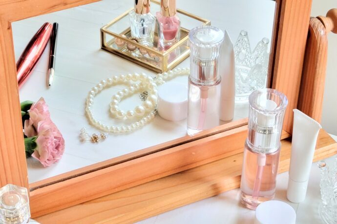 画像:鏡の前に散らばったメイク道具