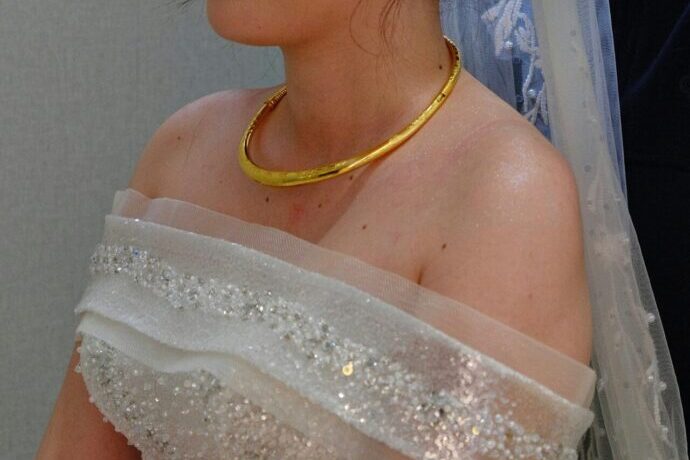 画像：ロールカラーのウエディングドレス