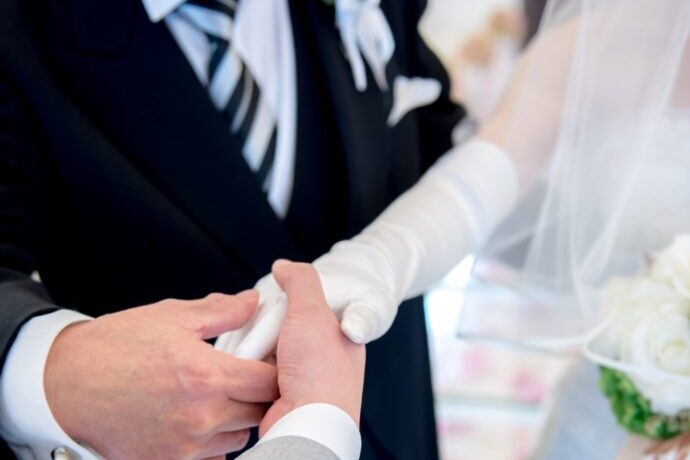 画像：花嫁を新郎へエスコートする父親