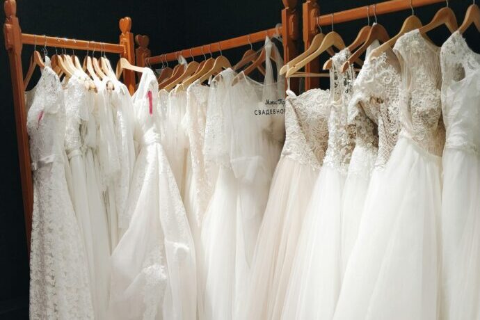 画像：ハンガーにかけられたウエディングドレス