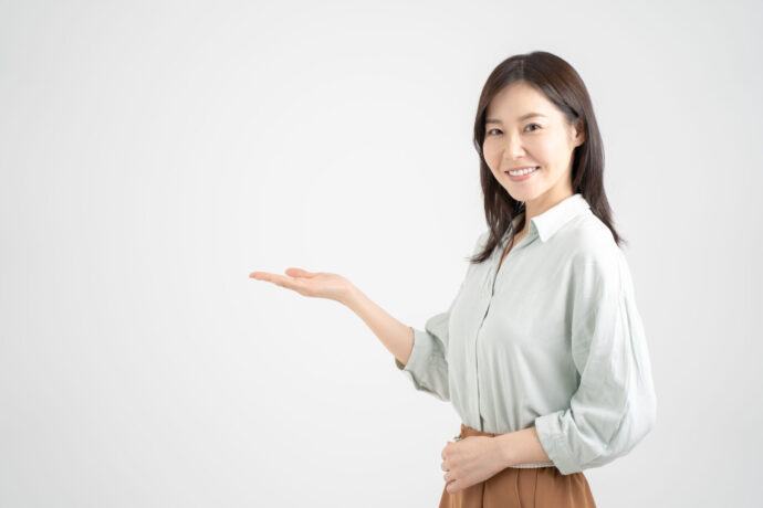 画像：片手で指し示す女性