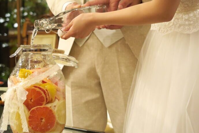 画像:サングリアセレモニーを行う新郎新婦