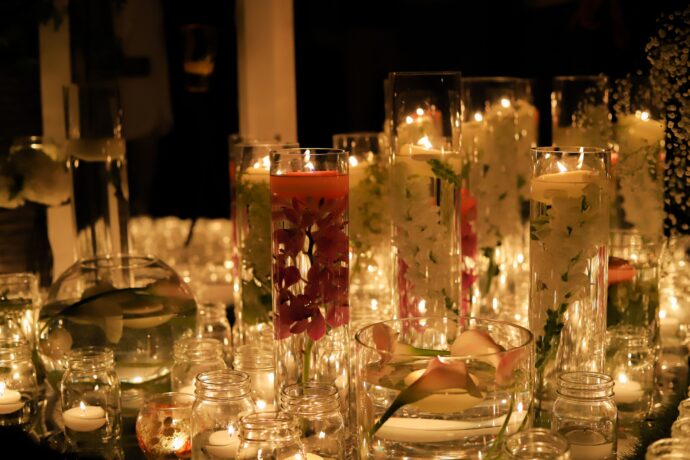 画像：水中花とキャンドルのゲストテーブル装飾