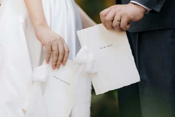 画像：招待状を手にした新郎新婦