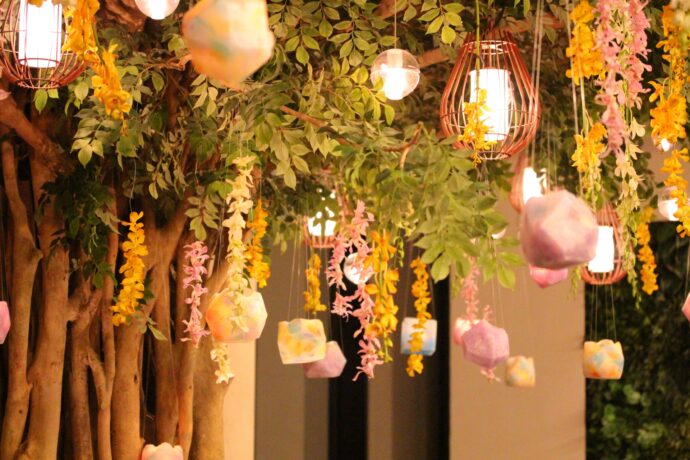 画像:ランタンが吊るされた天井装飾