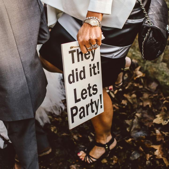 友人の結婚式に送る電報のメッセージ例文｜祝電のマナーも解説！